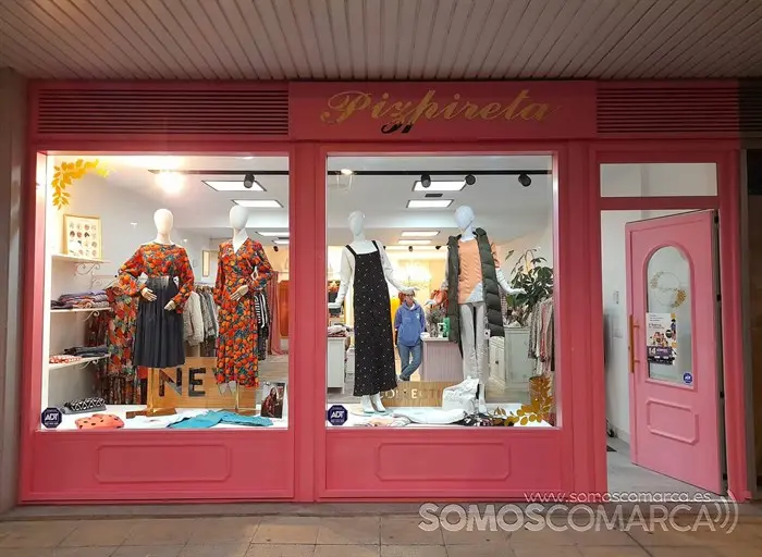 Entrada a la tienda desde la Plaza Andrés de Prada de O Barco