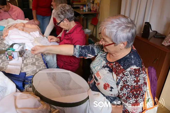 Mulleres rurais de Veigamuiños. Entre bolillos y punto canario (3)
