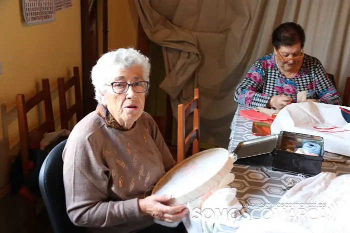 Mulleres rurais de Veigamuiños. Entre bolillos y punto canario (4)
