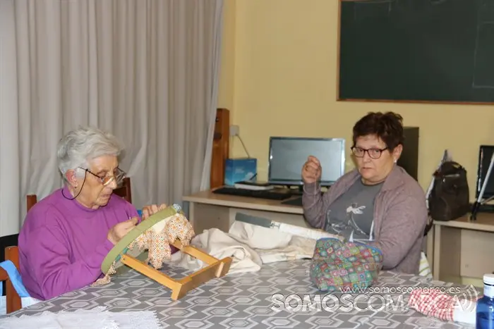 Mulleres rurais de Veigamuiños. Entre bolillos y punto canario (2)