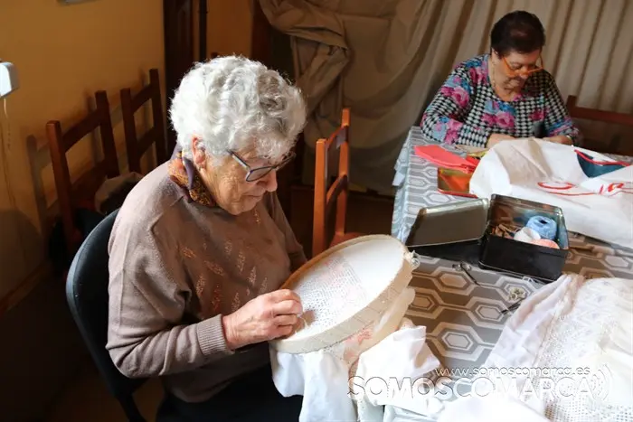 Mulleres rurais de Veigamuiños. Entre bolillos y punto canario (6)