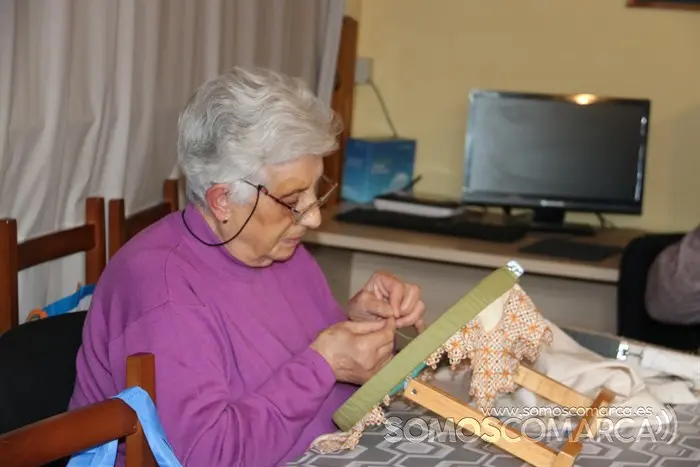 Mulleres rurais de Veigamuiños. Entre bolillos y punto canario (7)