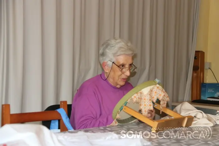 Mulleres rurais de Veigamuiños. Entre bolillos y punto canario (8)