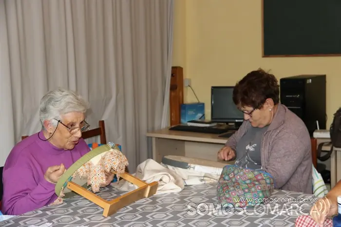 Mulleres rurais de Veigamuiños. Entre bolillos y punto canario (10)