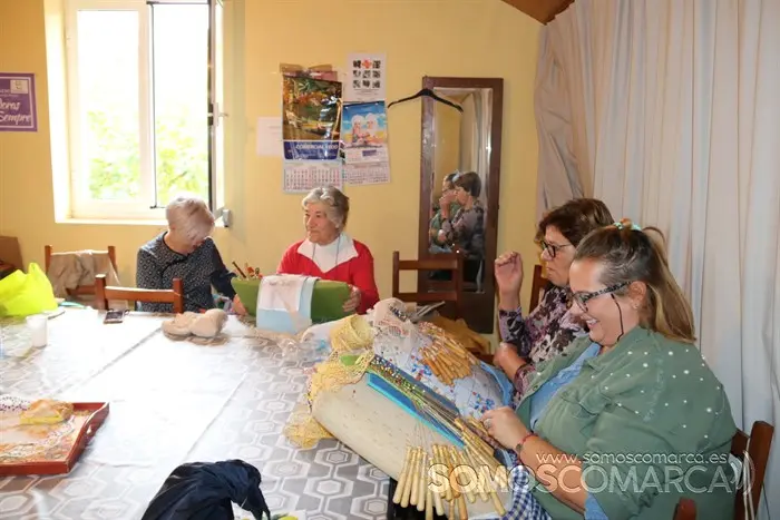 Mulleres rurais de Veigamuiños. Entre bolillos y punto canario (20)