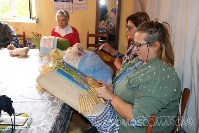 Mulleres rurais de Veigamuiños. Entre bolillos y punto canario (21)