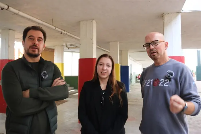 Álvaro Fernández, alcalde de A Rúa; Cristina Pichel,  directora xeral de Xuventude, Participación e Voluntariado; Ricardo Sieiro, coordinador y supervisor del grupo de voluntarios del programa Xacobeando