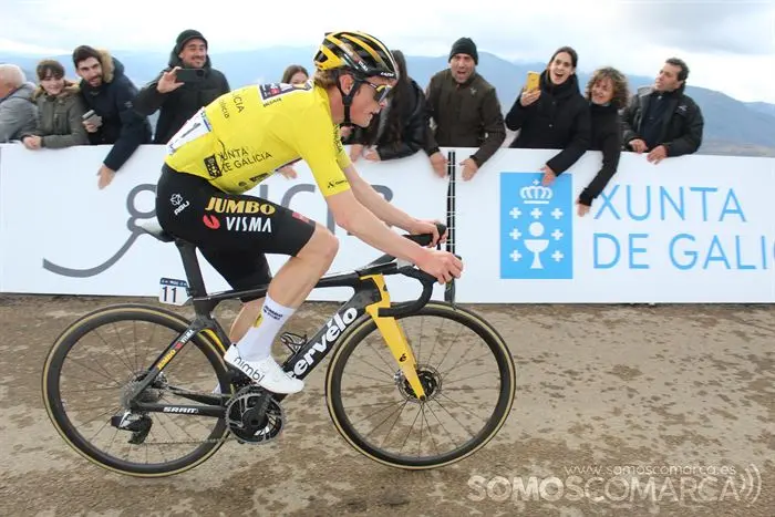 Jonas Vingegaard, ganador de la etapa y líder de la carrera, entrando en meta (1)