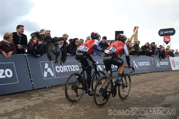 Ion Izaguirre, de Cofidis, se cayó cuando iba bien de piernas y entró en meta con ayuda
