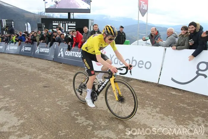Jonas Vingegaard, ganador de la etapa y líder de la carrera, entrando en meta (4)