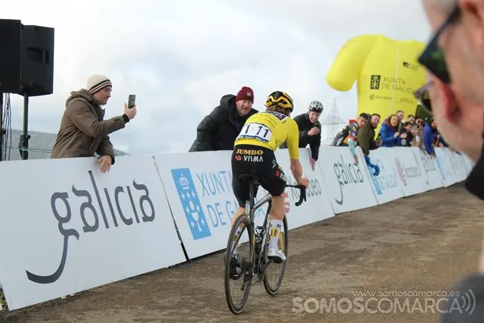 Jonas Vingegaard, ganador de la etapa y líder de la carrera, entrando en meta (3)