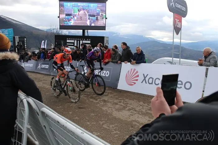 Entrada en meta de varios de los participantes (5)