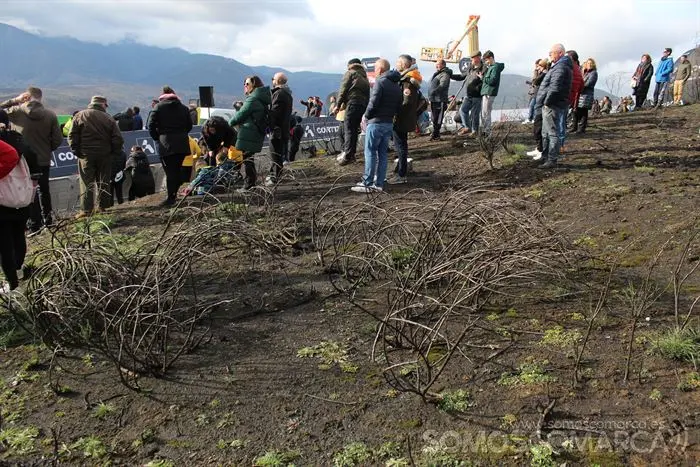 El público, en una zona quemada