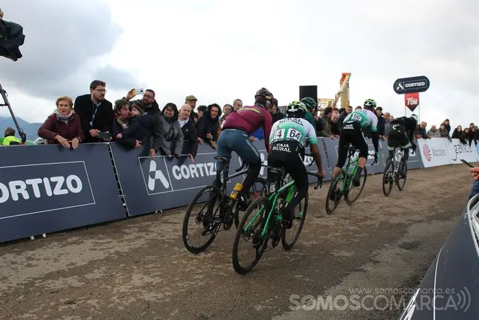 Entrada en meta de varios de los participantes (1)