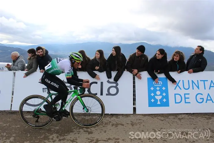 Entrada en meta de varios de los participantes (3)