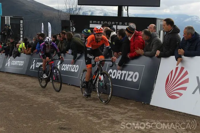 Entrada en meta de varios de los participantes (2)