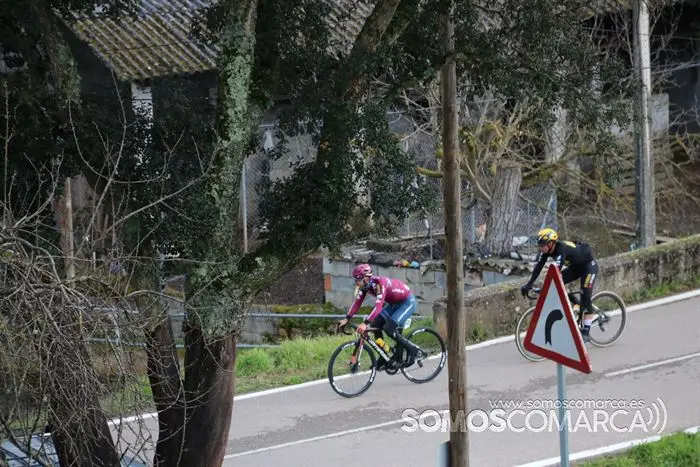 Paso de dos de los corredores por A Veiga de Cascallá