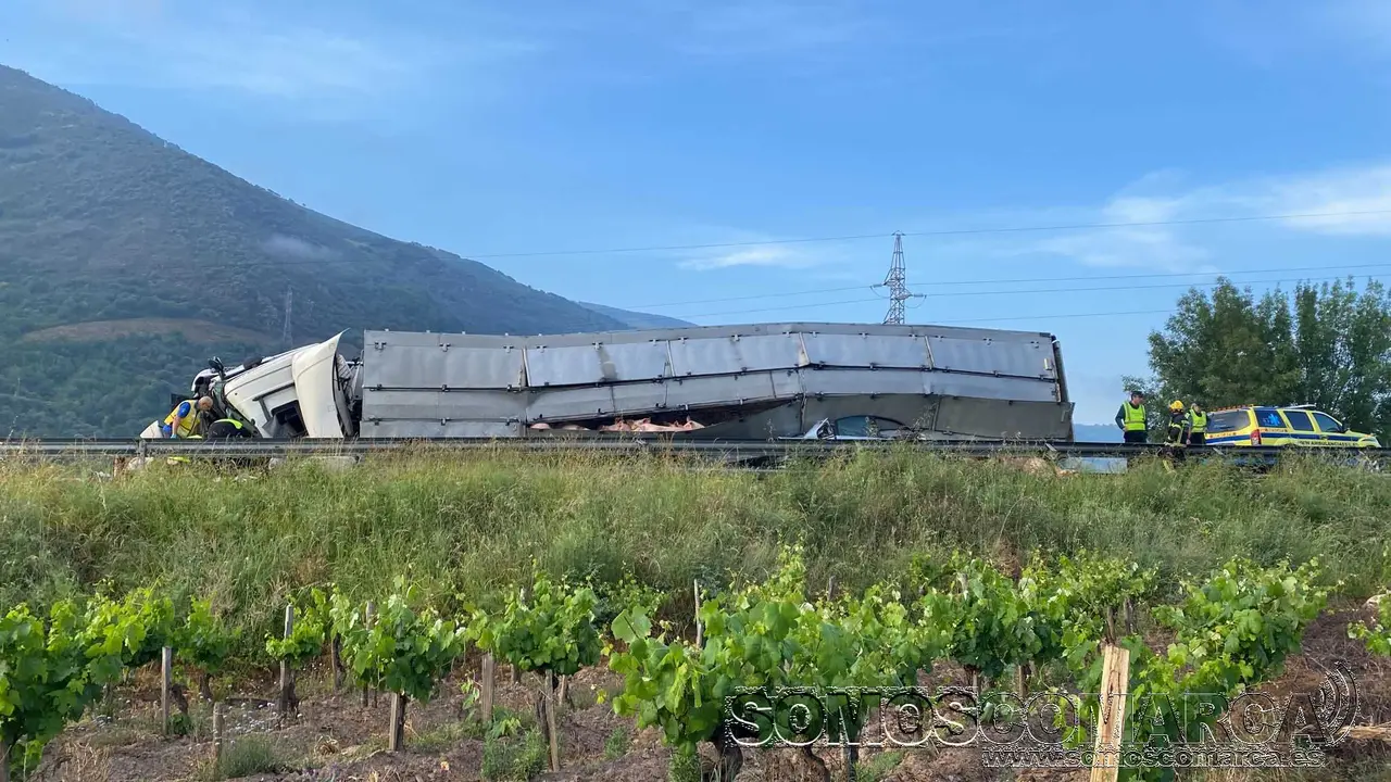 portada-somoscomarca-accidente-camion-vilamartin-vuelvo-fallecido-cocheatrapado-2023-0-25