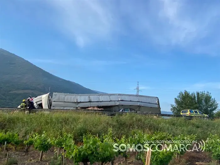 somoscomarca_vilamartin_accidente_n-120_camionvolcado_fallecidos_2023846