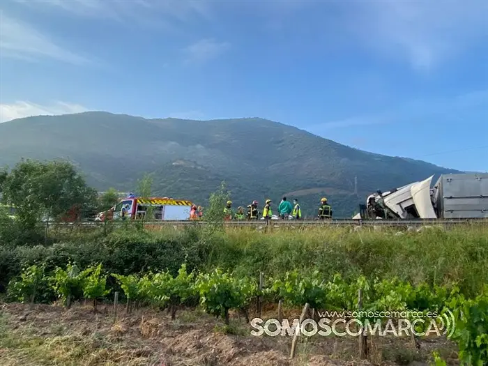 somoscomarca_vilamartin_accidente_n-120_camionvolcado_fallecidos_2023848