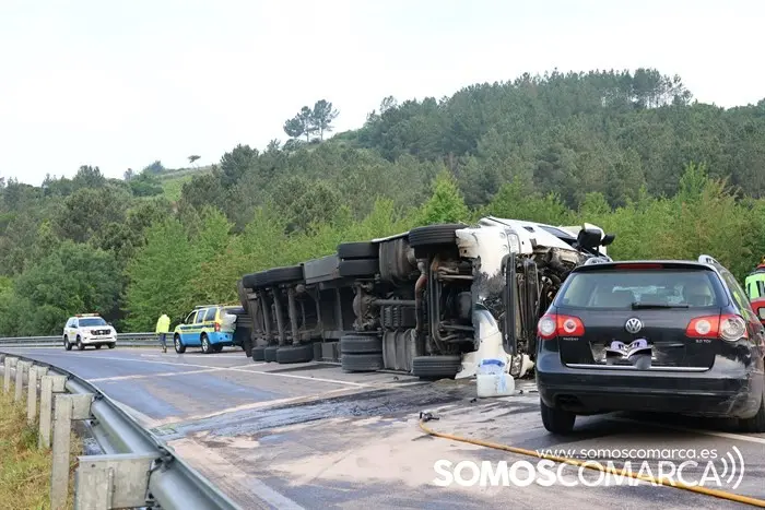 somoscomarca_vilamartin_accidente_n-120_camionvolcado_fallecidos_2023842