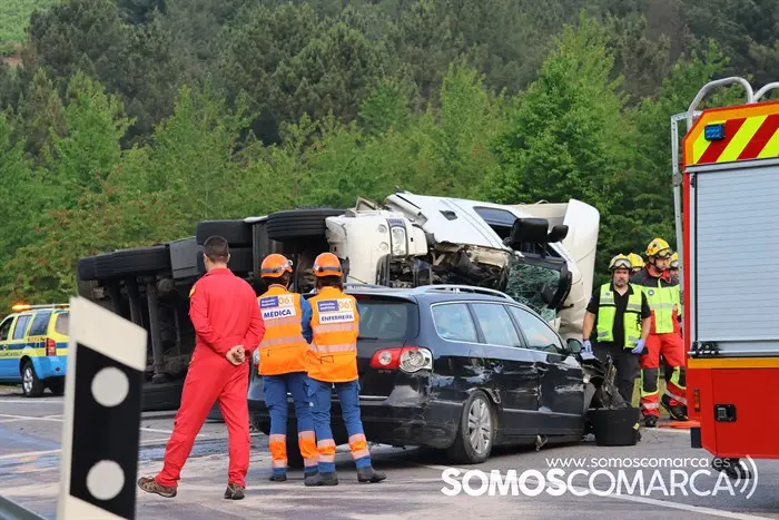 portada_somoscomarca_vilamartin_accidente_n-120_camionvolcado_fallecidos__2023841