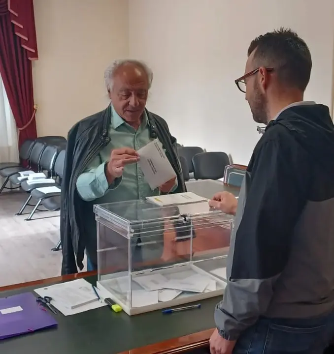 somoscomarca-aveiga-fernandofernandez-psoe-vota-2023-05-28