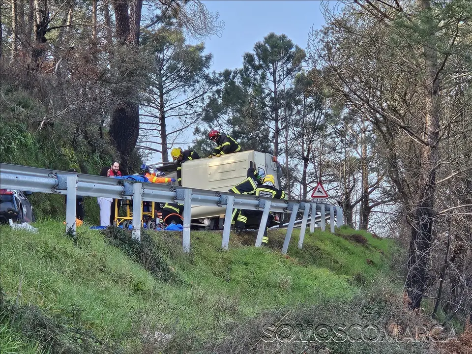 somoscomarca_obarco_Accidente_ambulancia_bomberos_obarco_Santigoso_excarcelacion_2024-01-31 (4)
