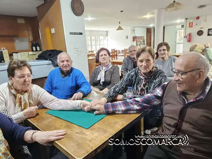 somoscomarca_obarco_centromayores_charla_educacionvial_policialocal_lozano_bea_2024 (2)