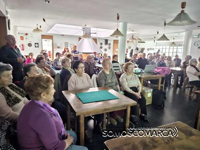 somoscomarca_obarco_centromayores_charla_educacionvial_policialocal_lozano_bea_2024 (4)