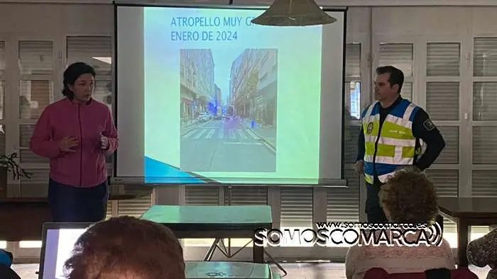 somoscomarca_obarco_centromayores_charla_educacionvial_policialocal_lozano_bea_2024 (5)