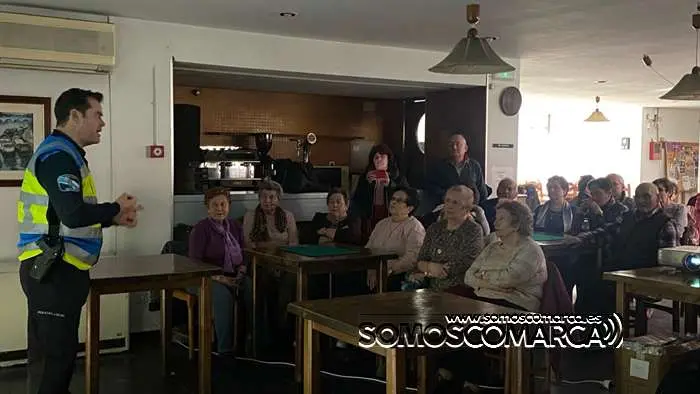 somoscomarca_obarco_centromayores_charla_educacionvial_policialocal_lozano_bea_2024 (6)