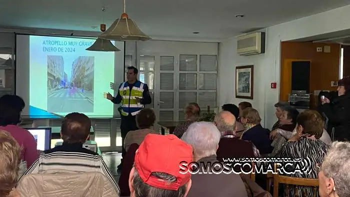 somoscomarca_obarco_centromayores_charla_educacionvial_policialocal_lozano_bea_2024 (7)