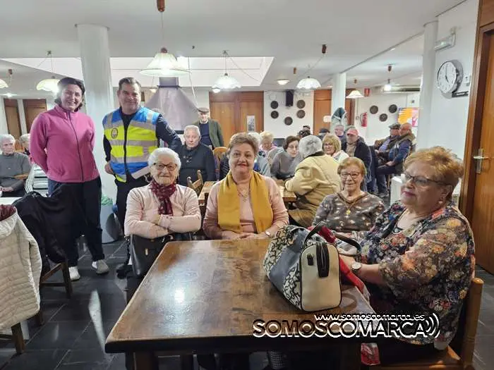 somoscomarca_obarco_centromayores_charla_educacionvial_policialocal_lozano_bea_2024 (10)