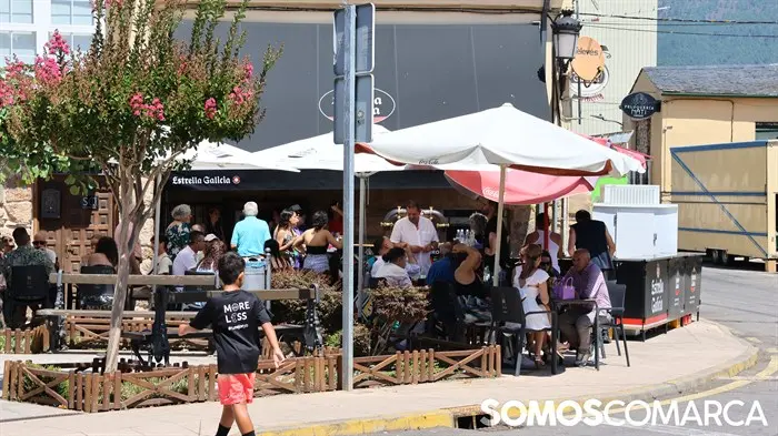 somoscomarca_240725_petin_festasantiago_procesion_plazaterraza_mesas (35)