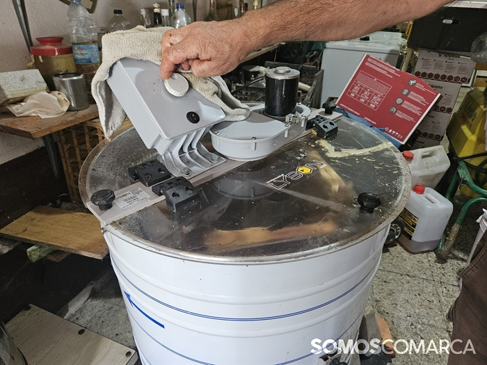 somoscomarca_20240927_robledo_procesoelaboracionmiel_miel_colmena_centrifugadora_panel (3)