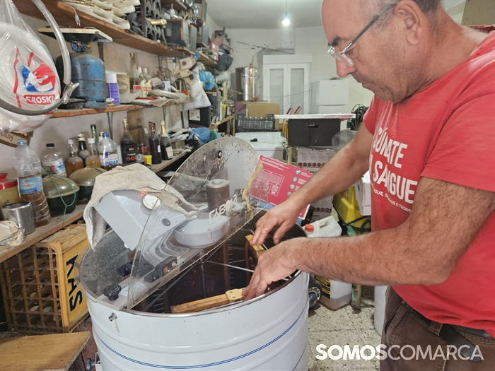 somoscomarca_20240927_robledo_procesoelaboracionmiel_miel_colmena_centrifugadora_panel (1)