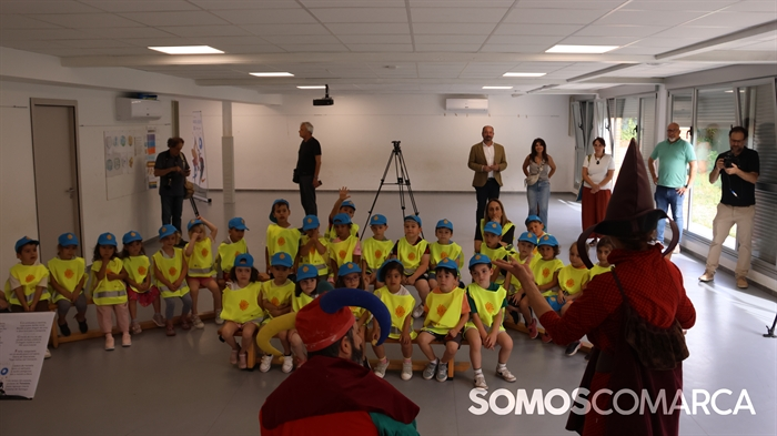 somoscomarca_arua_merellesmariaalbert_albergue_ceipmanuelrespino_firmaconvenio (4)