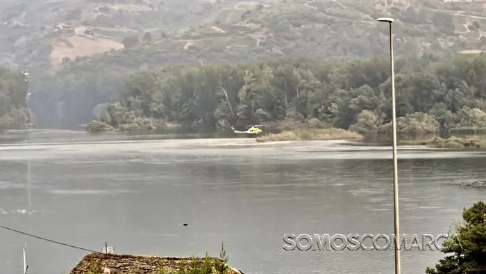 somoscomarca_20250814_arua_incendio_ambalse_helicopterocargando