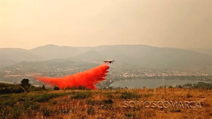 portada_somoscomarca_20250814_petin_incendio_carballal_avioneta_retardante_avionetadescargando