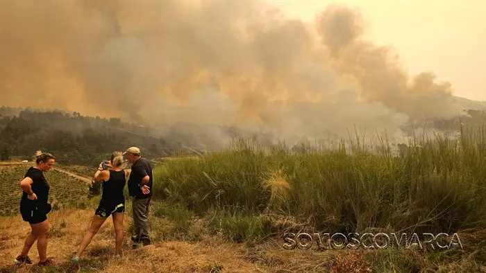 somoscomarca_20250814_petin_incendio_carballal_llamas_humo_gente