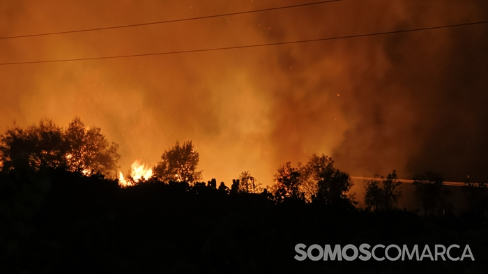 somoscomarca_20250815_petin_incendio_brigadasincendios_monte_llamas_panoramicanoche