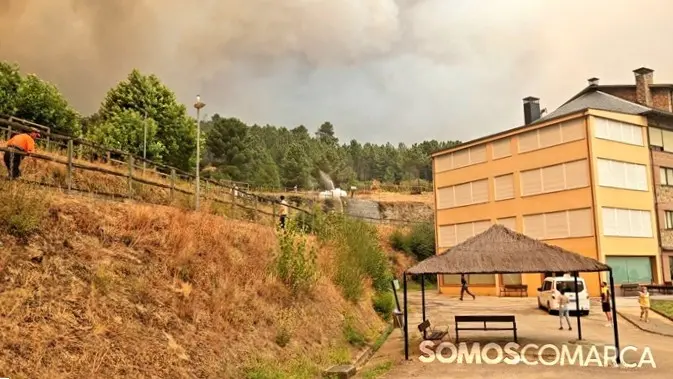 somoscomarca_20250815_arua_incendio_residencialospinos_gente_manguera (2)