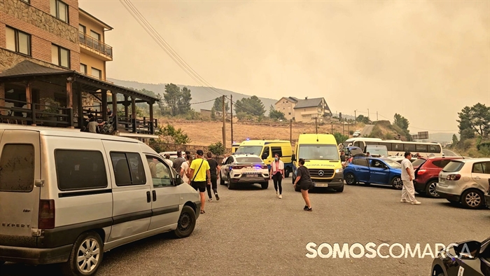somoscomarca_20250815_arua_incendio_residencialospinos_ambulancias_gente (3)