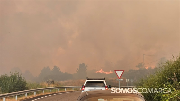 portada_somoscomarca_20250815_arua_incendio_carretera_llamas_humo_zonaresidencia