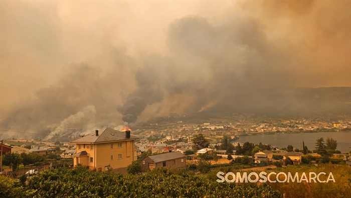 somoscomarca_20250815_petin_incendio_panoramica_humo