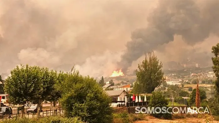 somoscomarca_20250815_petin_incendio_panoramica_llamas_humo
