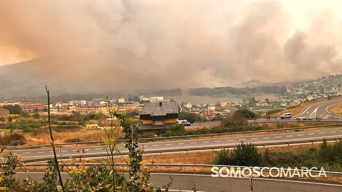 somoscomarca_20250815_arua_incndio_panoramica_carretera_casas_humo_ambulancia_gente