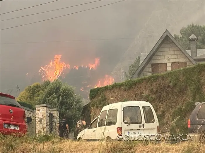 somoscomarca_20250816_arua_incendio_vilela_casas_llamas_gente_coches