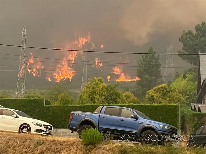 portada_somoscomarca_20250816_arua_incendio_vilela_llamas_coche_arboles